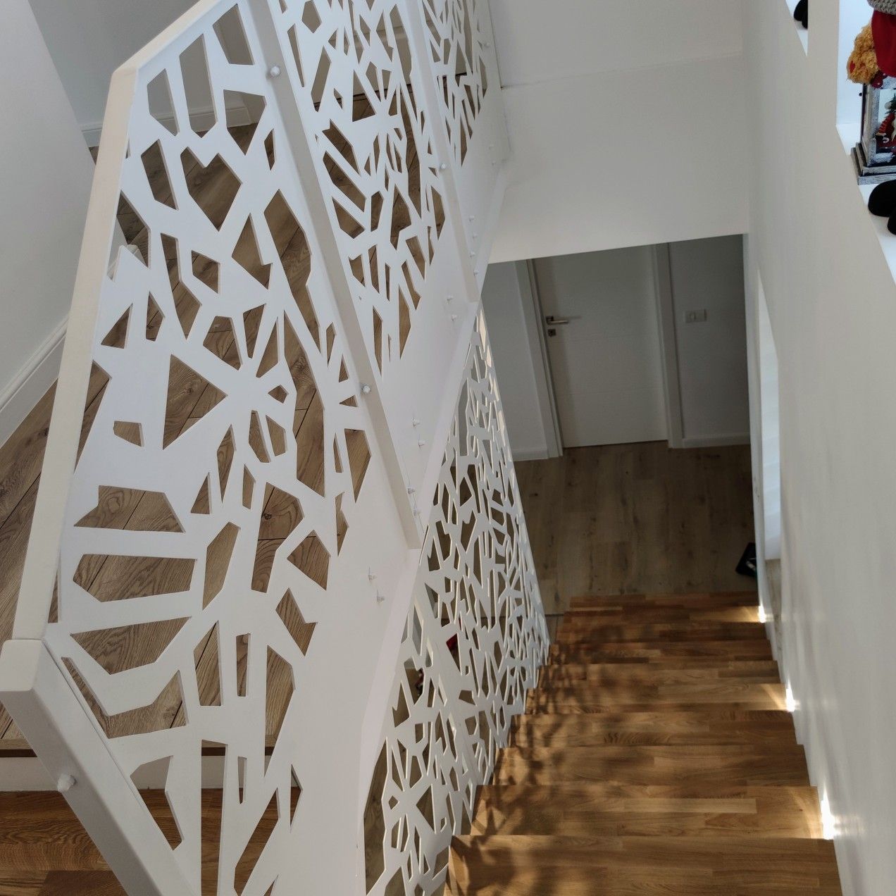 parapet_otel_debitare_laser_vopsit_electrostatic_stil_minimalist